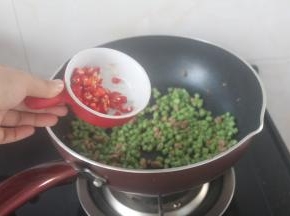 最后加入辣椒丁儿，混合一分钟，稍微有点焦透感就可以装锅啦