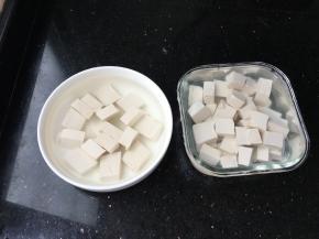 豆腐买回来用盐水泡半个小时，泡过之后可以去掉豆腥味，也可以防止豆腐碎裂哦