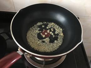 炒锅烧热后放适量的油，小火炒香姜蒜沫儿出香味