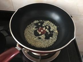 炒锅烧热后放适量的油，小火炒香姜蒜沫儿出香味
