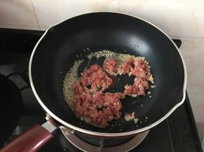 接着放入肉沫碎下去中火翻炒大约三分钟