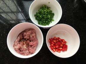 瘦肉用刀剁成沫儿，加盐和胡椒粉腌制十分钟，小米辣切十来个备好