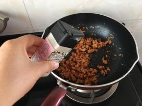 一些胡椒粉去去腥味，接着稍微翻动一下