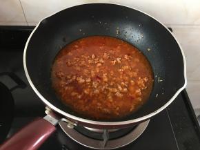 注入一碗清水，要淹没肉碎再多一些，火开到最大