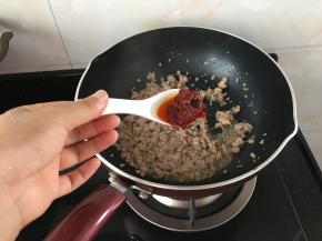 紧接着加入一勺豆瓣酱上颜色