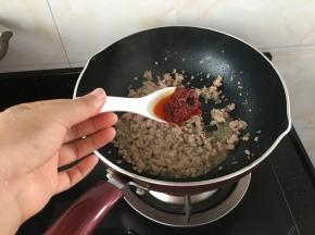 紧接着加入一勺豆瓣酱上颜色
