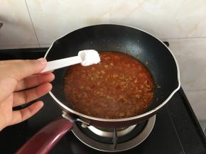 小半勺的盐调味，水煮沸了就要记得马上小火哦