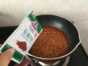 接着放入多些花椒粉和花椒粒儿