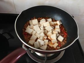 最后轻轻的倒入豆腐