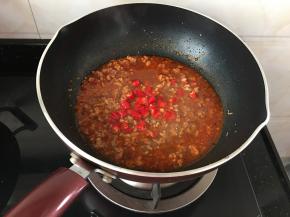 再放入小米辣椒，所有的材料就放完了