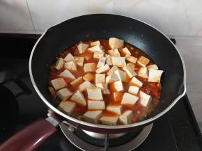 水还是有点少了，再加了半碗清水，轻轻的划动一下豆腐，让它均匀的散开来，火开到中小火煮沸