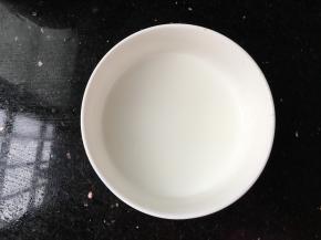 在等待的同时取一个碗，放些淀粉，加一些水，调一下薄芡，就是勾芡