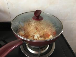 沸腾后转小火，盖上盖子焖10分钟，让每块豆腐都能吸收汤汁儿的味儿