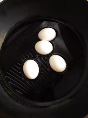 鸡蛋用水洗干净表皮，放入锅中，倒入水，烧开后煮5分钟