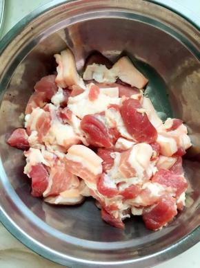 五花肉用清水冲洗干净，切块，葱姜蒜切片备用