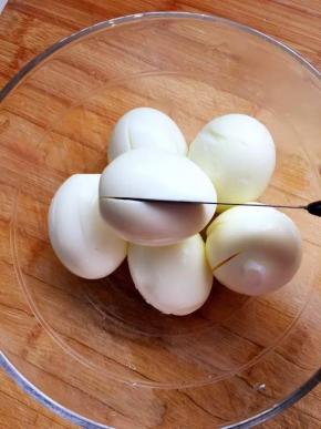 煮熟的鸡蛋放入凉水中过一下剥皮，用小刀竖着切几刀，放在碗中备用