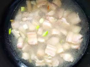 加水漫过五花肉