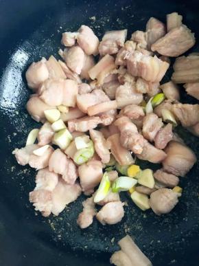 倒入葱姜蒜翻炒均匀