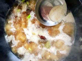 将八角、花椒、香叶、桂皮、丁香、干山楂、肉蔻、白芷冲洗一下放入锅中，大火烧开后撇去浮沫