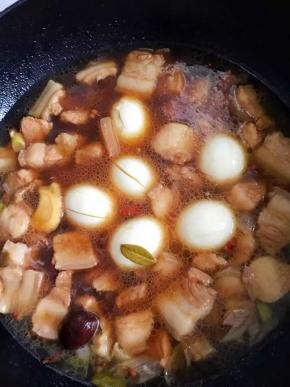 将鸡蛋放入肉汤中间一起炖煮
