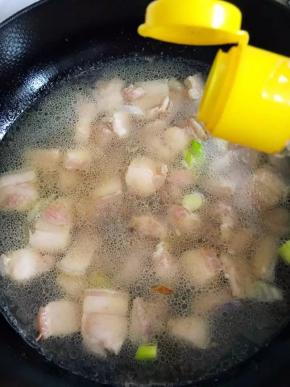 倒入酱油、料酒、老抽、醋、白糖拌匀