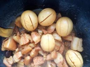 开小火炖煮至汤汁浓稠就可以了