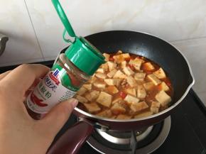 十分钟后再加一些辣椒粉，稍微的撒均匀一点，再晃动一下锅