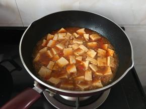 这个时候汤汁儿马上就开始浓稠了，放点鸡精晃动一下撒点葱花儿锅即可出锅咯