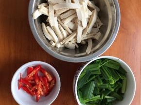 稍微洗洗切成条，蒜苗切长断，辣椒切斜刀备好