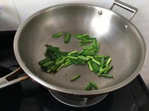 炒锅烧热后倒入适量的食用油，放蒜苗段炒香，大概两分钟