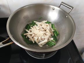 接着加入豆腐，然后加入半碗清水，火开到最大