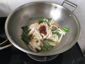 加一勺豆瓣酱，适量的盐，稍微轻轻翻动一下弄均匀一些，烧开之后锅盖盖上转小火焖五分钟