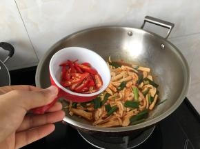 接着加入小米辣，翻动片刻出一些辣味
