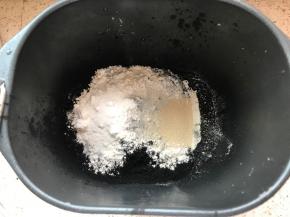 把面包所需材料放入面包机中，盐不要直接接触酵母，开动机器进行和面15分钟。