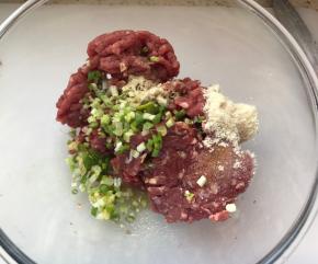 肉馅放入所有调料，搅拌均匀