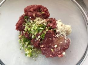 肉馅放入所有调料，搅拌均匀