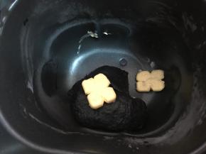 15分钟后，加入软化黄油，继续揉面15分钟，直至可以拉出比较薄的手套膜。