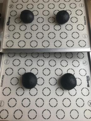 取出排气，分成4份，今天的食材量是可以做4个汉堡。