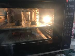 二发也是，不开烤箱温度，放杯热水，进行二发，约20-25分钟左右。