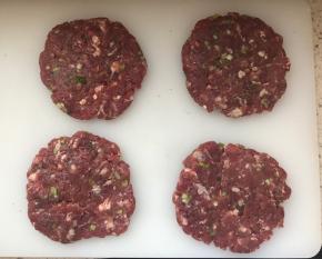 肉馅分成8份，每份都按成很薄的肉饼