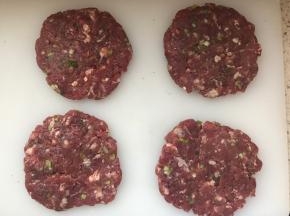 肉馅分成8份，每份都按成很薄的肉饼