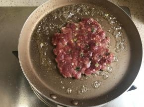 小火煎至底部成型变色，翻面