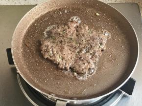 快熟之前撒一些黑胡椒碎