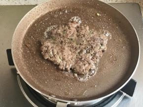快熟之前撒一些黑胡椒碎