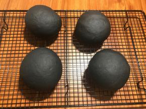 此时面包也烤好了，放架子上凉透