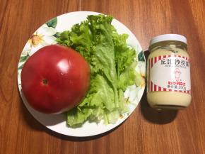 准备西红柿，生菜，沙拉酱