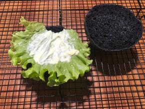 组装，汉堡底放一片生菜，抹沙拉酱