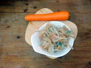 准备好胡萝卜和处理好的猪皮(把买来的猪皮洗净后加入少许的料酒，几片姜煮个10分钟)。