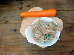 准备好胡萝卜和处理好的猪皮(把买来的猪皮洗净后加入少许的料酒，几片姜煮个10分钟)。