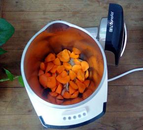 和猪皮一起倒入豆浆机中。